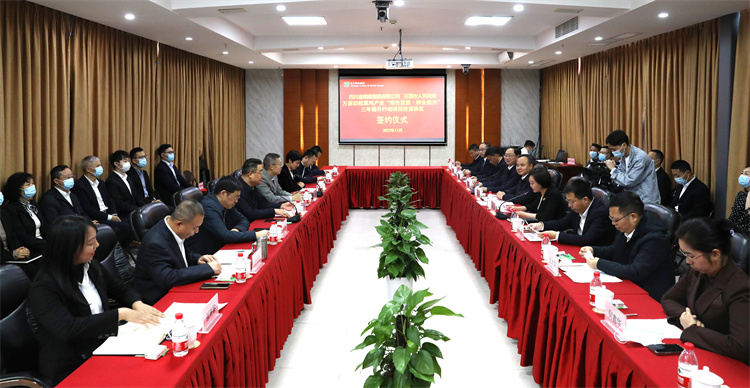 集團公司與萬源市人民政府正式簽訂《萬源舊院黑雞產業“綠色發展、種業振興”三年提升行動項目投資協議》